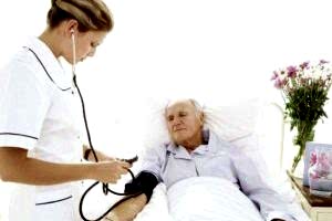 измеряет давление лежачему больному 