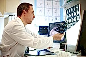 доктор смотрит снимок