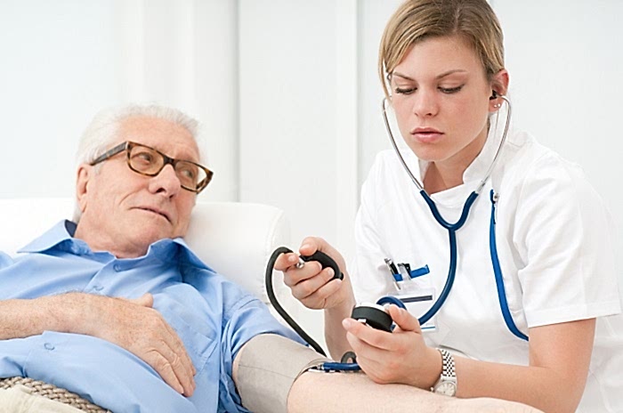 специалист измеряет давление