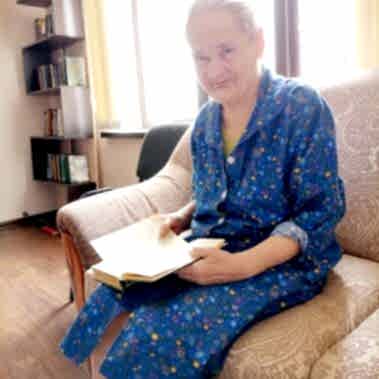 бабушка с книгой