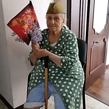 бабушка с флагом