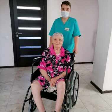 пожилая в кресле коляске
