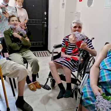 слушают историю с войны