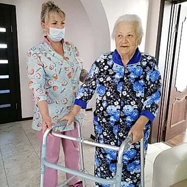 старенькая женщина