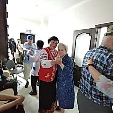 веселятся в честь победы